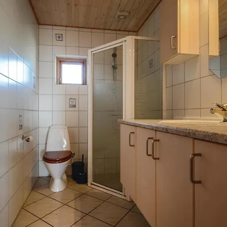 Three-bedroom In Feriehus *